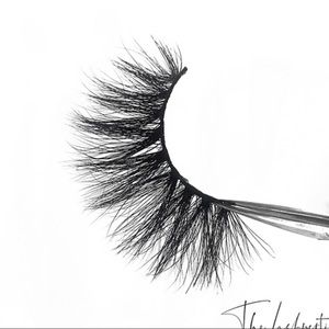 The lashpertise lashes in brattt